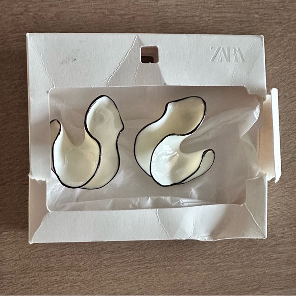 Zara White Sculptural Resin Earrings - Picture 4 of 8